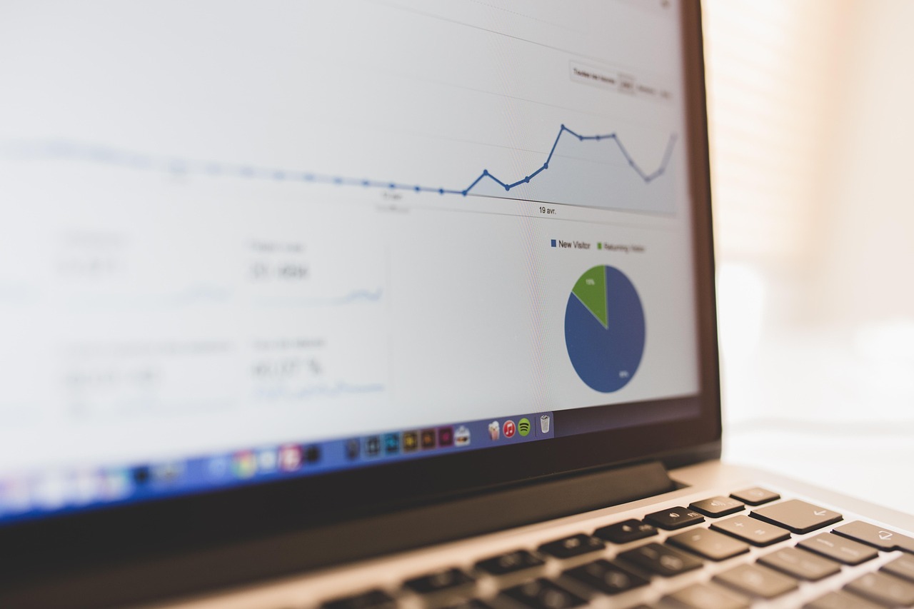 Ordinateur portable affichant des statistiques de trafic web