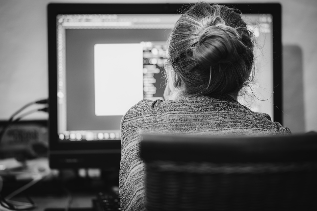 Consultante indépendante définissant le persona client de son activité sur son ordinateur portable