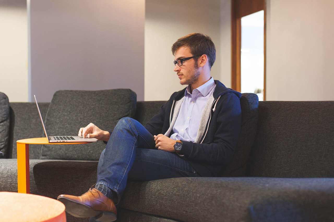 Jeune entrepreneur travaillant sur son projet de création d’entreprise avec un ordinateur portable