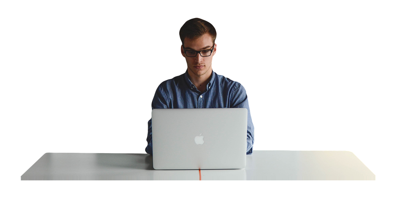 Freelance organisant sa trésorerie et ses factures sur son bureau
