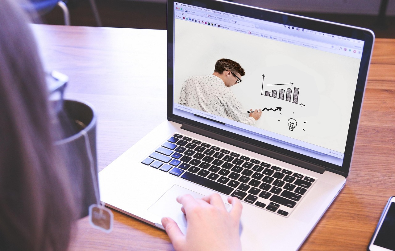 Personne suivant un cours en ligne sur ordinateur