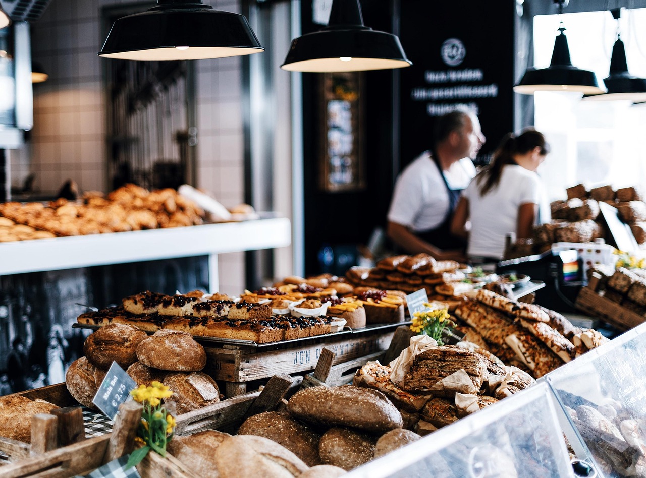 Intérieur d une épicerie fine avec présentoirs